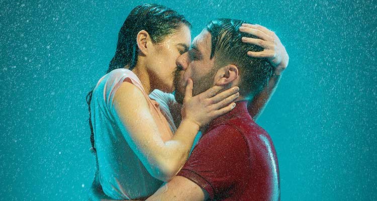 pareja amorosa besándose bajo la lluvia
