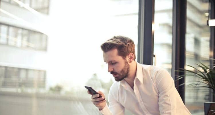 hombre en telefono