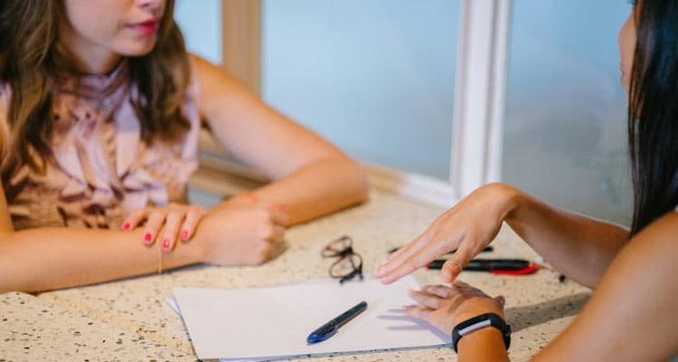 Acérquese a un consejero o terapeuta para obtener ayuda.