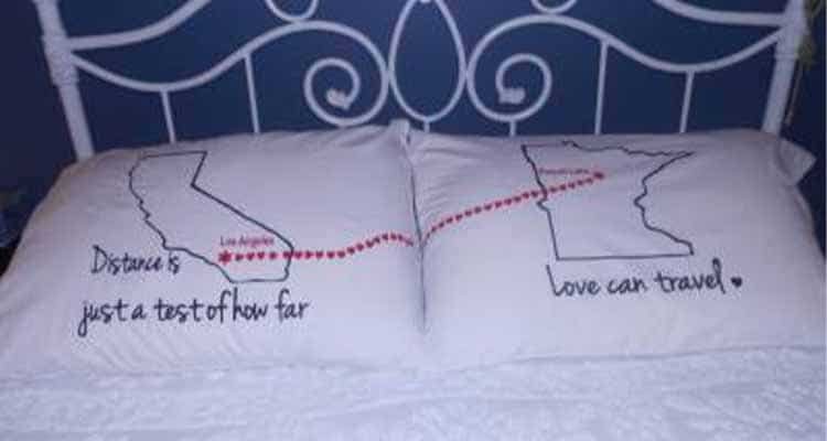 almohada que muestra una relación a larga distancia