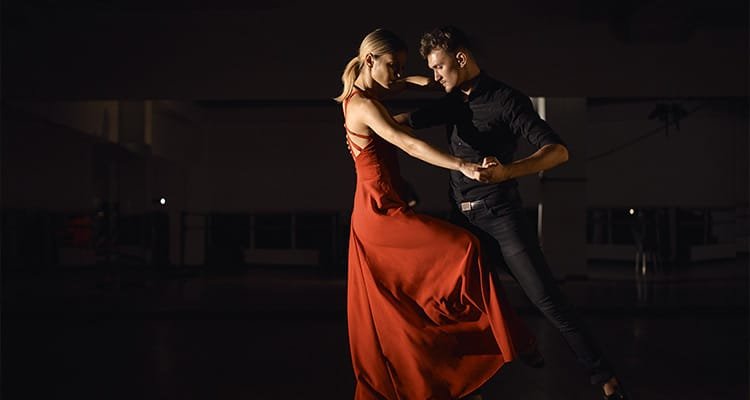 pareja bailando salsa juntos