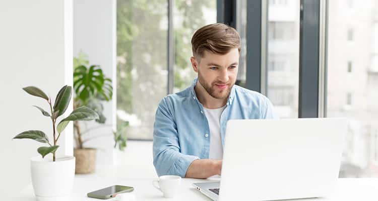 La gente a menudo exagera la información personal en línea