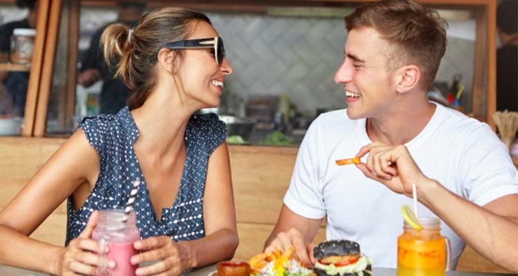 pareja sonriendo y hablando