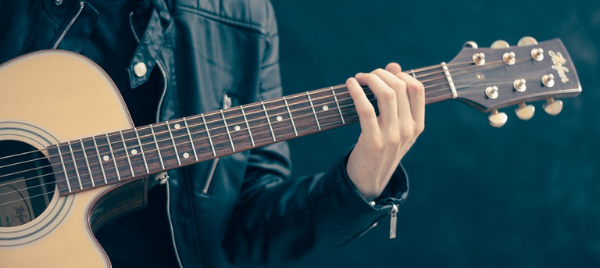 Cómo estirar los dedos para tocar la guitarra correctamente