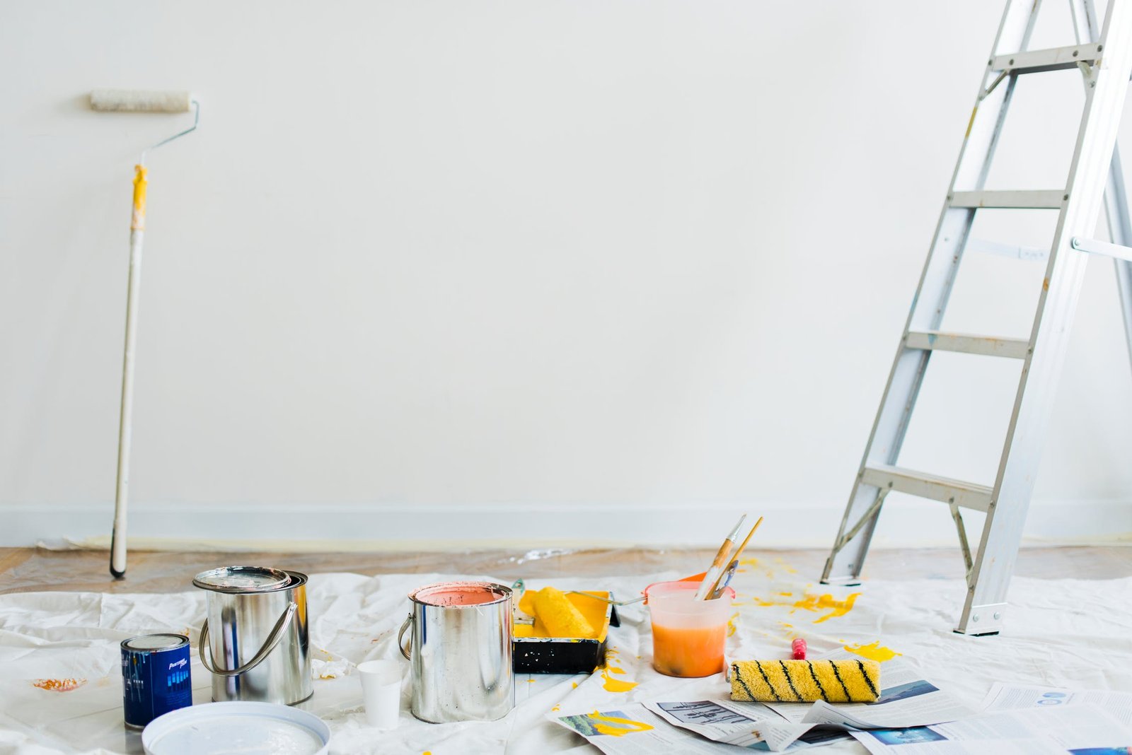 Cómo pintar con aerosol el interior de una casa