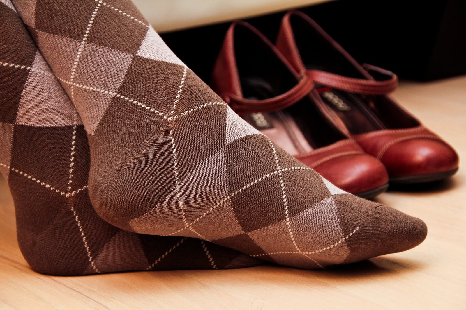 Consejos de compra: cómo elegir el par de calcetines adecuado para los pies sudorosos y seguir luciendo a la moda