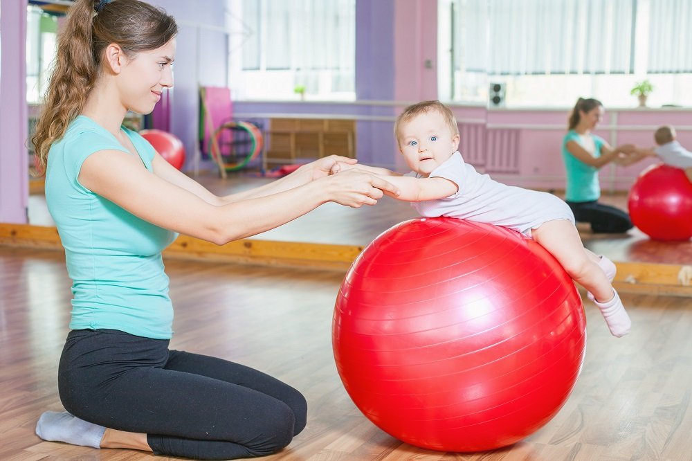 Fitball bebé encima de la pelota de ejercicios