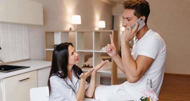 Mujer esperando por teléfono del marido