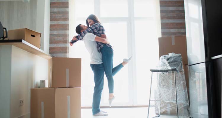 Pareja en una casa nueva